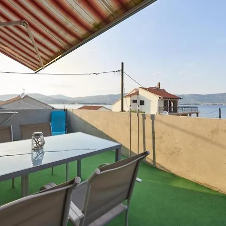 아파트 In Slatine With Sea View, Terrace, Air Conditioning, Wi-fi